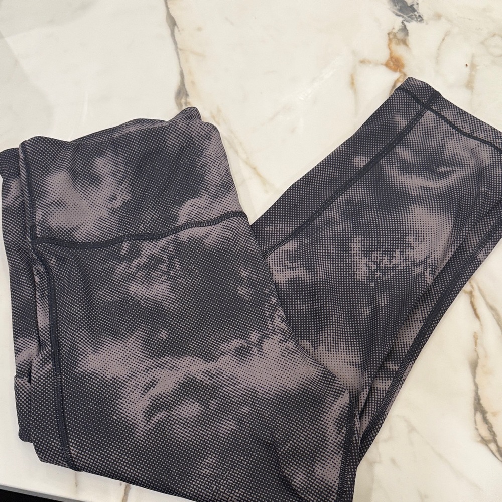 NWOT Athleta Black and Gray Patterned Leggings